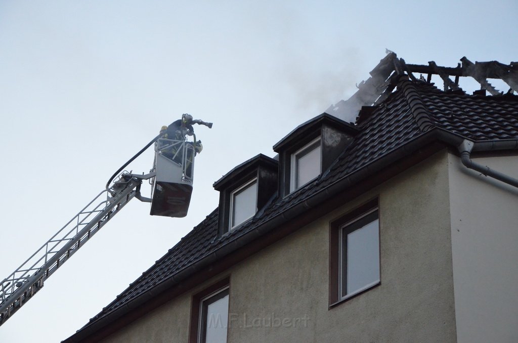 Feuer 3 Dachstuhl Koeln Buchforst Kalk Muelheimerstr P118.JPG